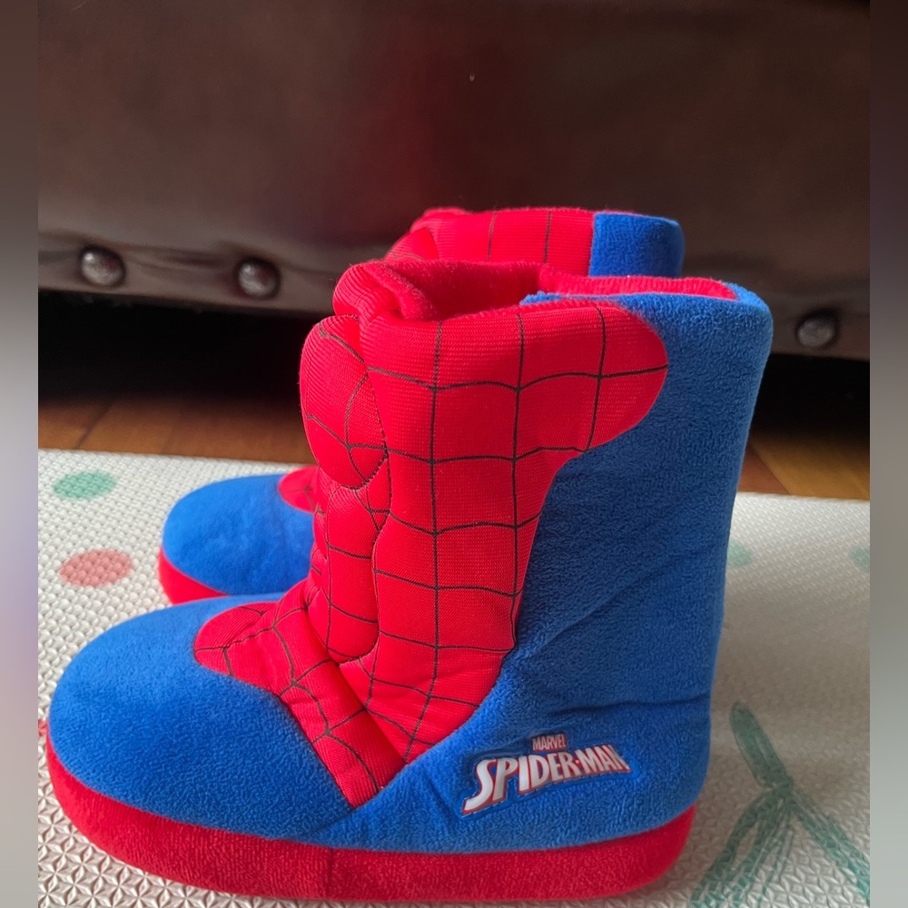 MARVEL SPIDERMAN BOOT SLIPPERS KIDS SIZE M 9/10 RED, BLUE, BLACK - Picture 2 of 7